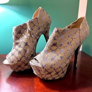 Sparkle pump bootie